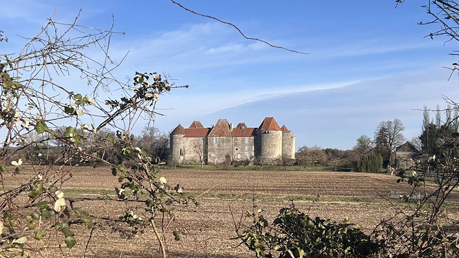 Près du château fort de La Motte-Josserand